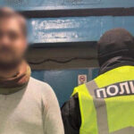 У метро Києва чоловік поранив ножем двох пасажирів