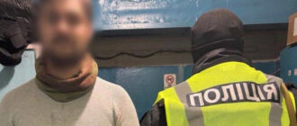 У метро Києва чоловік поранив ножем двох пасажирів