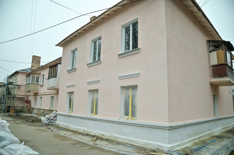 У Святошині в Києві відновлюють будинки після російських обстрілів