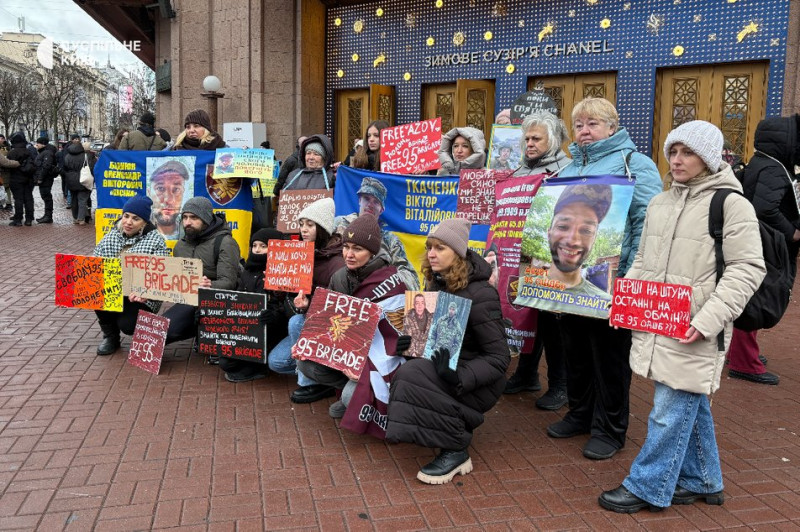"Четверте Різдво невідомості": у Києві відбулася акція на підтримку полонених і зниклих безвісти воїнів