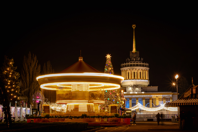 Самый большой каток и Резиденция Санты, масштабные световые инсталляции и фотозоны: где искать чудеса на "Зимней стране" на ВДНГ фото 8 7