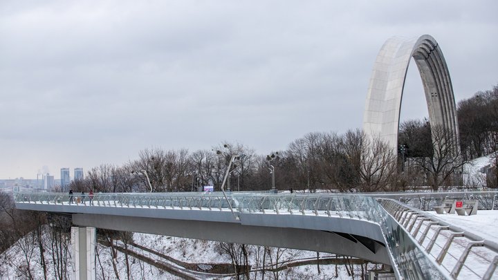 Можливе налипання мокрого снігу, ожеледиця і туман: водіїв і пішоходів Києва та області закликають бути обачними