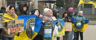 "Сказали 3-4 місяці, а вже четвертий рік пішов": у Києві мітингували родичі військовополонених оборонців Маріуполя