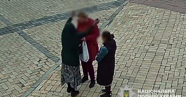 "Цілителька" в центрі Києва грабувала перехожих під виглядом "обряду" (фото, відео)
"Цілителька" в центрі Києва грабувала перехожих під виглядом "обряду" (фото, відео)