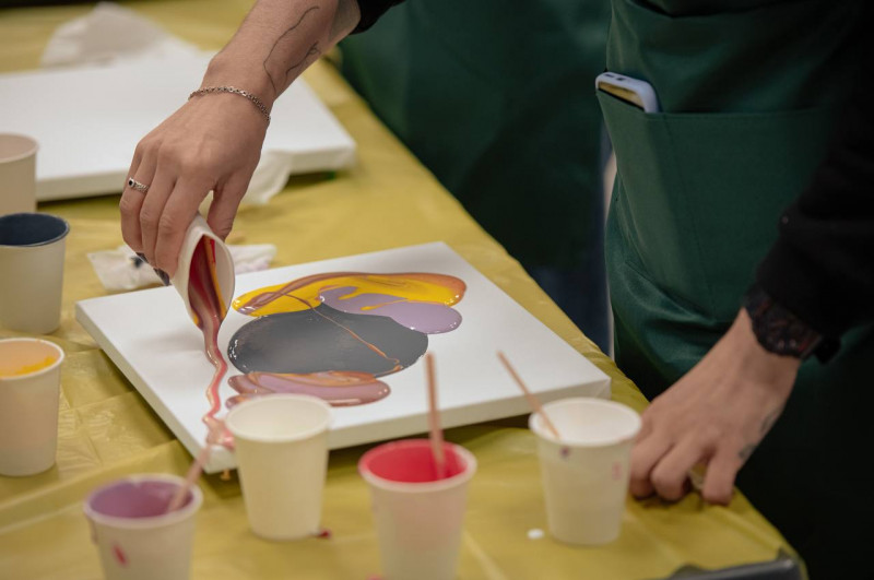 Арттерапія для військовослужбовиць: на Солом'янці в Києві освоювали абстрактний живопис