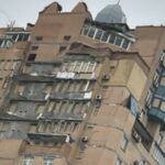 У Києві мешканці багатоповерхівки вже півтора місяця живуть без опалення та гарячої води після удару дрона