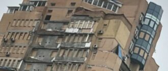 У Києві мешканці багатоповерхівки вже півтора місяця живуть без опалення та гарячої води після удару дрона