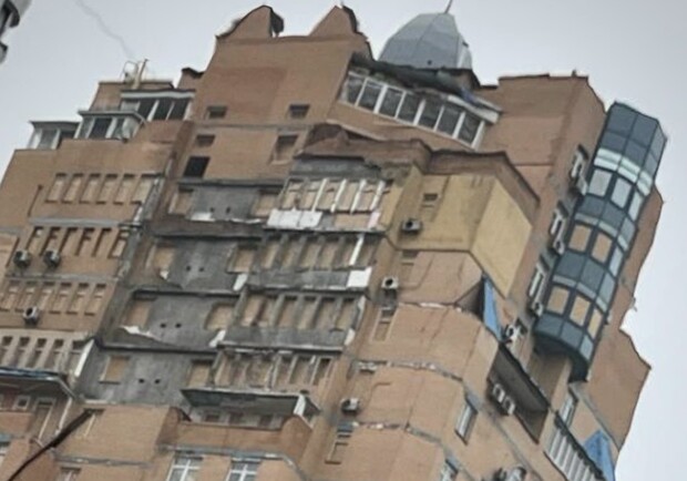 У Києві мешканці багатоповерхівки вже півтора місяця живуть без опалення та гарячої води після удару дрона - фото: tram.news