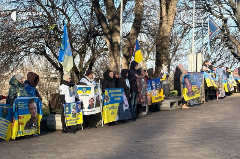 "Віримо, що повернеться": в Києві рідні полонених вийшли на ще одну акцію