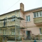 У Святошині в Києві відновлюють будинки після російських обстрілів