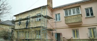 У Святошині в Києві відновлюють будинки після російських обстрілів