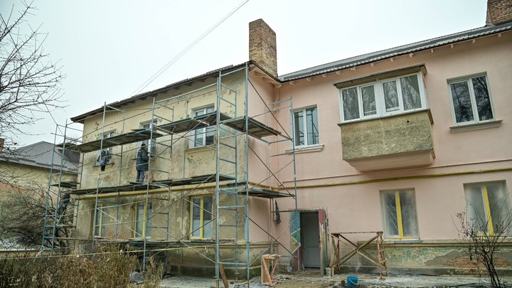 У Святошині в Києві відновлюють будинки після російських обстрілів