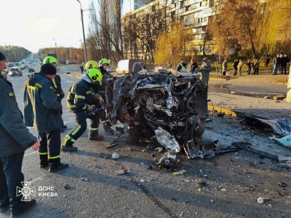 
 У Києві Porsche Cayenne врізався в бетонну огорожу: жахливі наслідки ДТП (фото, відео)
 