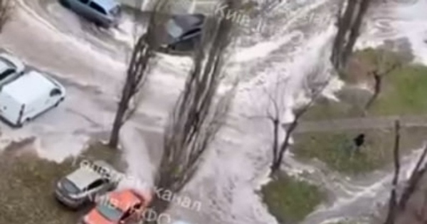 
 У Києві чергове підтоплення на лівому березі (відео)
 