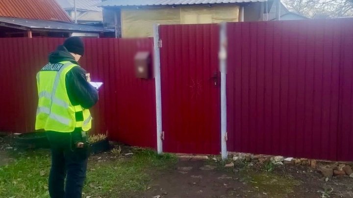 На Київщині у будинку знайшли мертвими чоловіка, жінку та їхню 11-річну доньку