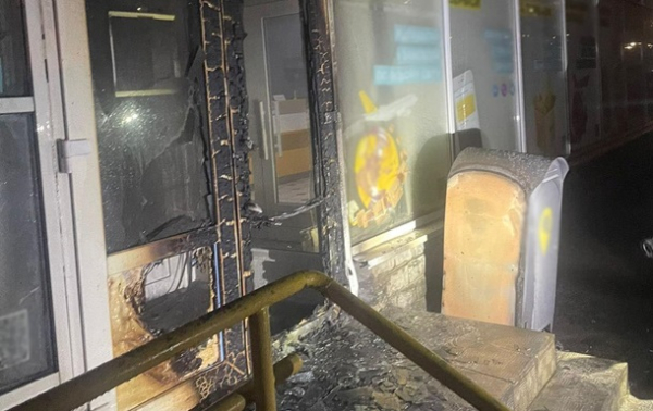 "Вважав, що допоміг СБУ": в Києві молодик підпалив відділення Укрпошти "Вважав, що допоміг СБУ": в Києві молодик підпалив відділення Укрпошти