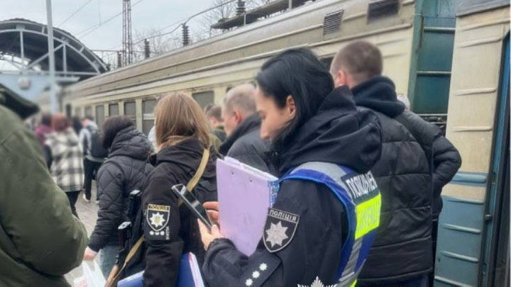 Виліз на міську електричку й отримав удар струмом: у Києві загинув 16-річний хлопець