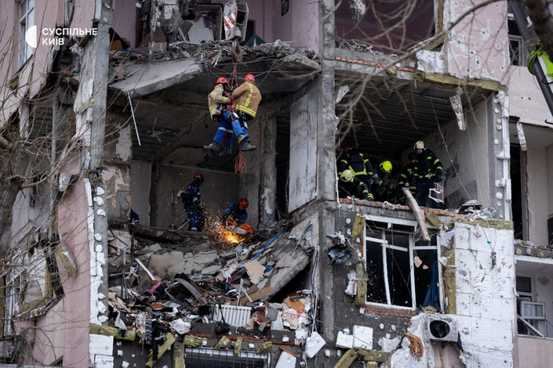 Росія завдала масованого удару по Києву: загинула людина, десятки поранені