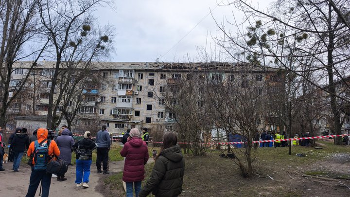 Уламки впали біля будинку в Святошинському районі: є постраждалі