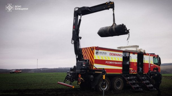 На Київщині виявили уламки російської ракети з бойовою частиною (фото)
На Київщині виявили уламки російської ракети з бойовою частиною (фото)