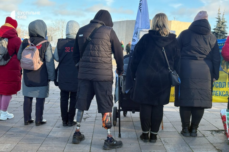 "Віримо, що повернеться": в Києві рідні полонених вийшли на ще одну акцію