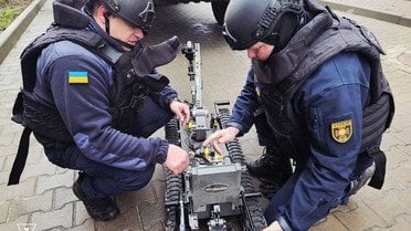 
 Рятувальники ДСНС провели унікальну операцію з розмінування у Вишгороді (фото)
 