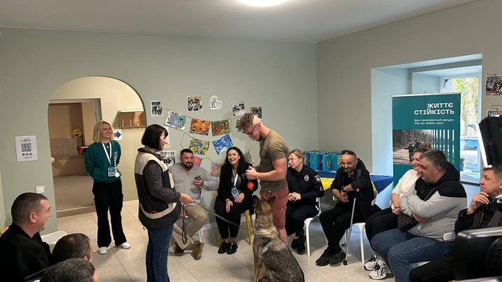 Собака Банана допомагає в реабілітації військових у Києві