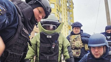 
 Рятувальники ДСНС провели унікальну операцію з розмінування у Вишгороді (фото)
 