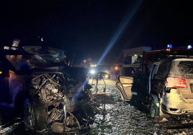 ДТП с маршруткой на трассе Киев-Харьков вблизи Иванкова: погиб водитель легковушки, пострадали 13 человек - фото: Нацполиция