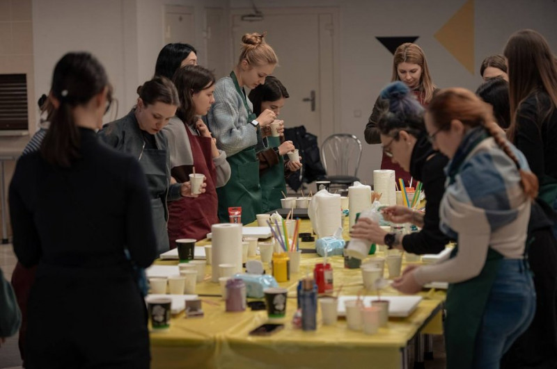 Арттерапія для військовослужбовиць: на Солом'янці в Києві освоювали абстрактний живопис