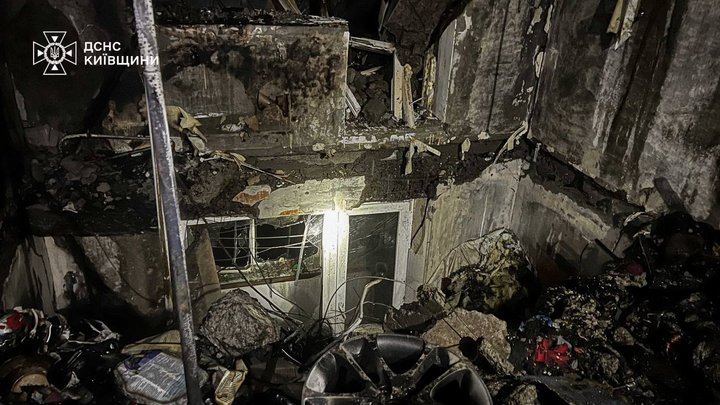 У Святошині в Києві відновлюють будинки після російських обстрілів