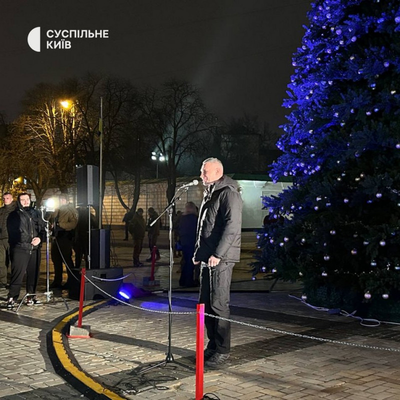 На Софійській площі в Києві відкрили головну ялинку країни