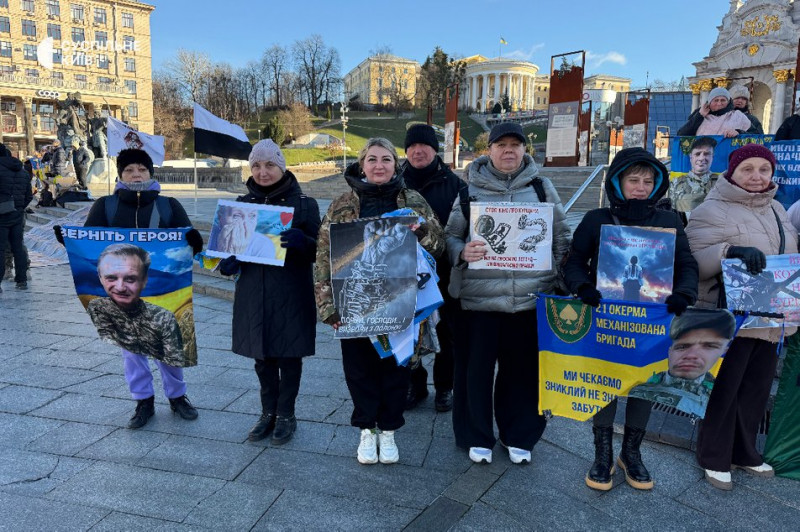 "Стоїмо за наших хлопців, які зникли на Курщині": в центрі Києва рідні військових вийшли на акцію