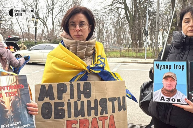 "Сказали 3-4 місяці, а вже четвертий рік пішов": у Києві мітингували родичі військовополонених оборонців Маріуполя