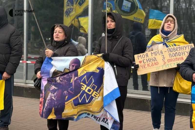 "Сказали 3-4 місяці, а вже четвертий рік пішов": у Києві мітингували родичі військовополонених оборонців Маріуполя