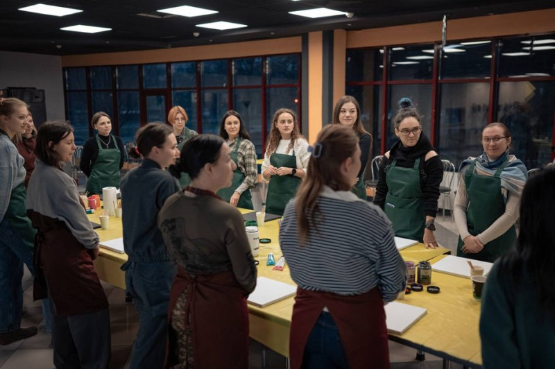 Арттерапія для військовослужбовиць: на Солом'янці в Києві освоювали абстрактний живопис