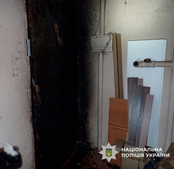 
 У Києві жінка підпалила двері власної доньки: поліція повідомила шокувальні деталі (фото)
 