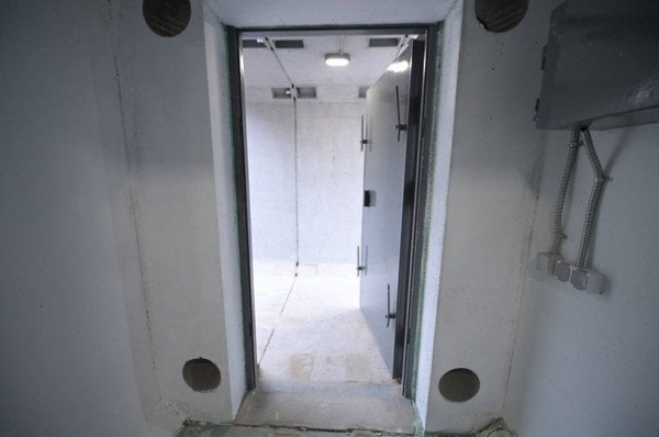 У Києві встановили перше сертифіковане мобільне укриття — який вигляд має і де шукати (фото)
У Києві встановили перше сертифіковане мобільне укриття — який вигляд має і де шукати (фото)