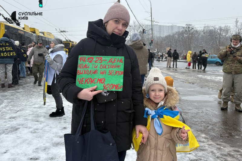 "Надіємося і віримо, що дочекаємося": у Києві відбулася акція-нагадування "Не мовчи! Полон вбиває"