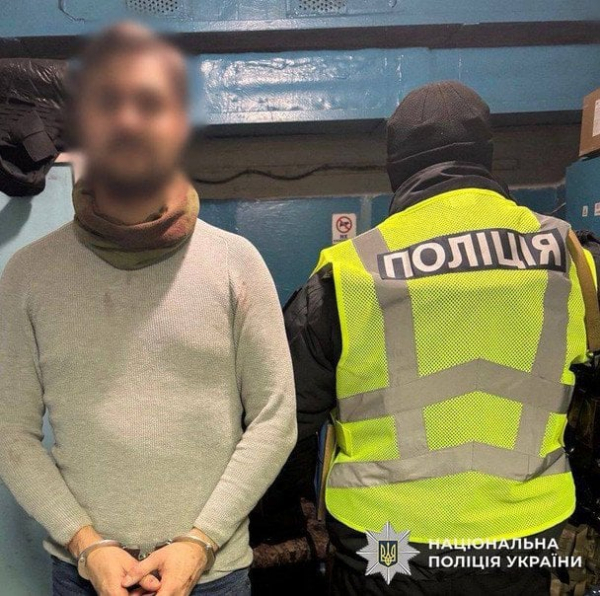 
 У Києві чоловік поранив ножем двох пасажирів у метро
 