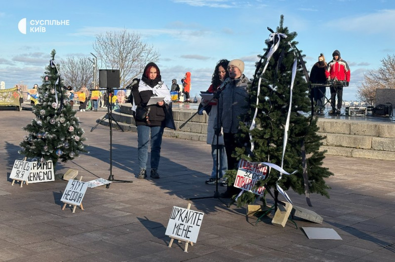 "Віримо, що повернеться": в Києві рідні полонених вийшли на ще одну акцію
