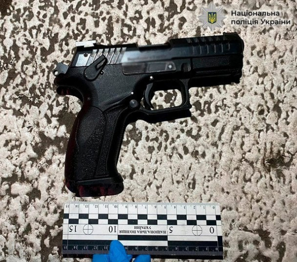 
 У Києві озброєні чоловіки захопили в заручники таксиста: подробиці та фото
 