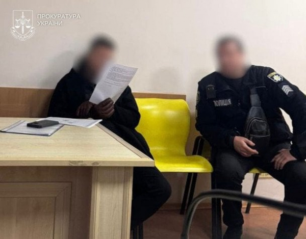 У Києві син зв’язав батька та на його очах задушив бабусю й намагався вбити матір (фото)
У Києві син зв’язав батька та на його очах задушив бабусю й намагався вбити матір (фото)