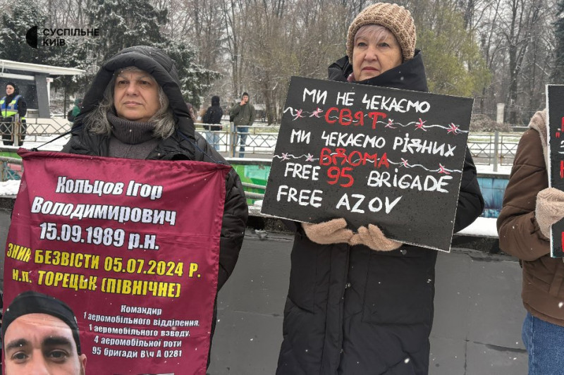 "Надіємося і віримо, що дочекаємося": у Києві відбулася акція-нагадування "Не мовчи! Полон вбиває"