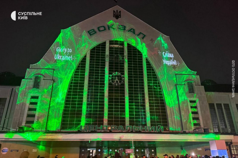 На столичному вокзалі до Різдва майорітиме артінсталяція "Поділись світлом": що про неї відомо