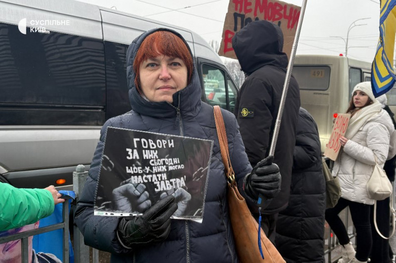 "Надіємося і віримо, що дочекаємося": у Києві відбулася акція-нагадування "Не мовчи! Полон вбиває"