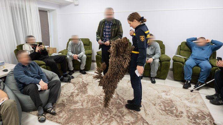 Собака Банана допомагає в реабілітації військових у Києві