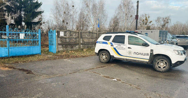 
 Під Києвом біля кладовища знайшли тіло іноземця з вогнепальними пораненнями: що відомо
 
