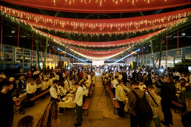 Хвилина мовчання перед початком вечері