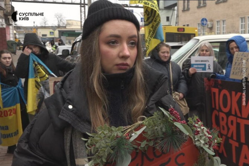 "Поки тут святкують, їх там катують": в Києві пройшла чергова акція на підтримку полонених і зниклих військових